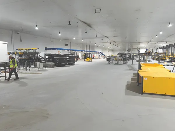 Proyectos Pavimento industrial de alta resistencia con revestimiento de poliurea en sala de packing de frutas, cumpliendo normas de grado alimentario e inocuidad.