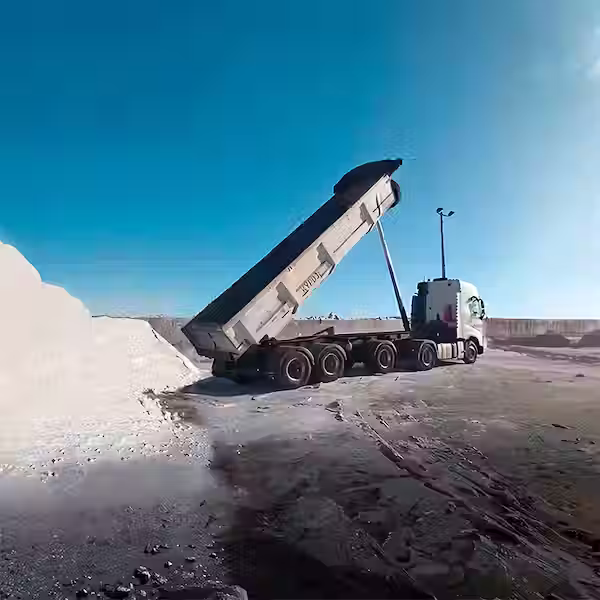 Mineria Revestimiento protector de poliurea en tolvas de camiones para transporte de sal y granel.