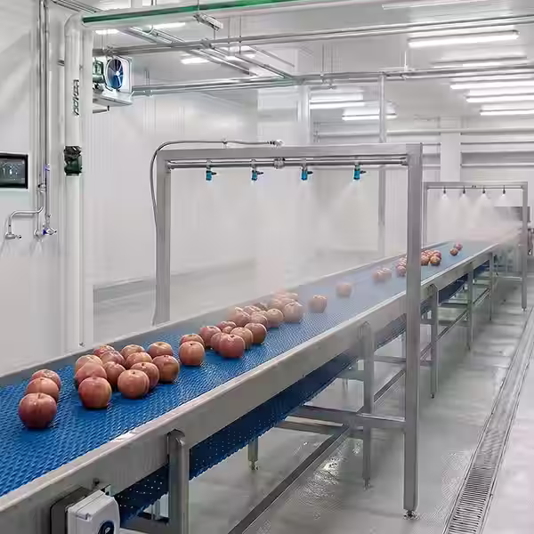 Vista en perspectiva de una moderna planta de producción y zona de envasado automatizada con pisos continuos pulidos de alta resistencia química y mecánica.